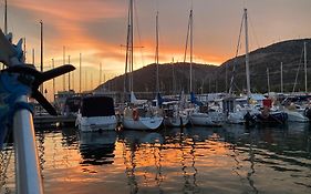 Experience Fantastique De Dormir Berce Par La Mer Pres De Barcelone